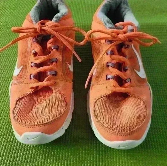 Women's Nike light weight training neon orange sneaker size 7 - Picture 4 of 9